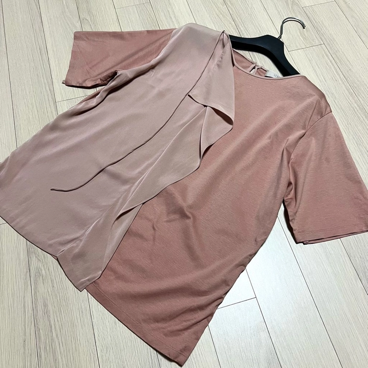르베이지 LEBEIGE 실크 배색 실켓 티셔츠 블라우스 로즈베이지 러플 프릴 트임 반팔티 이미지