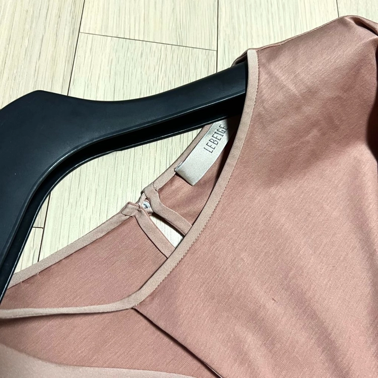 르베이지 LEBEIGE 실크 배색 실켓 티셔츠 블라우스 로즈베이지 러플 프릴 트임 반팔티 이미지