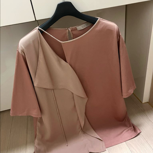 르베이지 LEBEIGE 실크 배색 실켓 티셔츠 블라우스 로즈베이지 러플 프릴 트임 반팔티 이미지