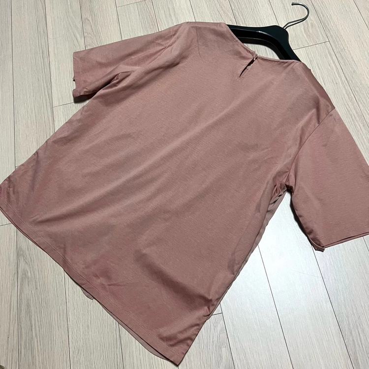 르베이지 LEBEIGE 실크 배색 실켓 티셔츠 블라우스 로즈베이지 러플 프릴 트임 반팔티 이미지