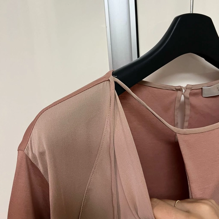 르베이지 LEBEIGE 실크 배색 실켓 티셔츠 블라우스 로즈베이지 러플 프릴 트임 반팔티 이미지