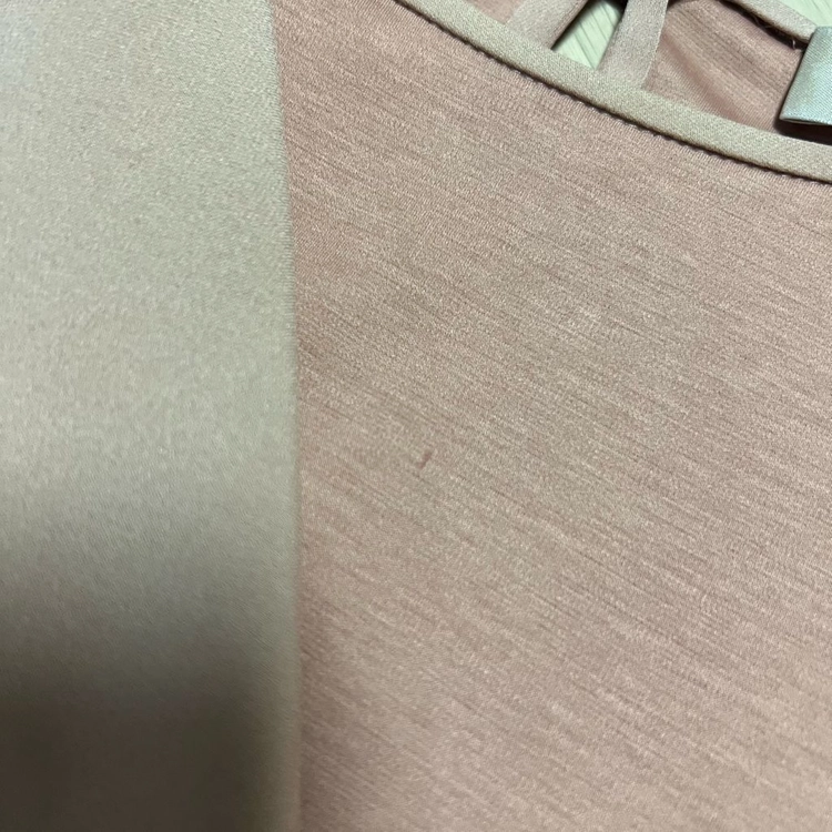 르베이지 LEBEIGE 실크 배색 실켓 티셔츠 블라우스 로즈베이지 러플 프릴 트임 반팔티 이미지