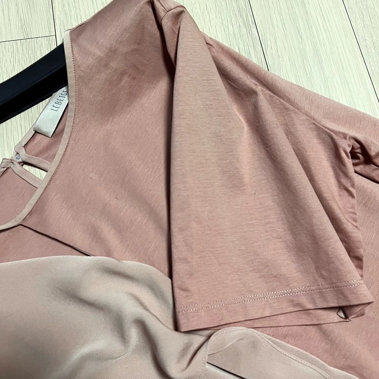 르베이지 LEBEIGE 실크 배색 실켓 티셔츠 블라우스 로즈베이지 러플 프릴 트임 반팔티 이미지