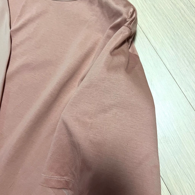 르베이지 LEBEIGE 실크 배색 실켓 티셔츠 블라우스 로즈베이지 러플 프릴 트임 반팔티 이미지