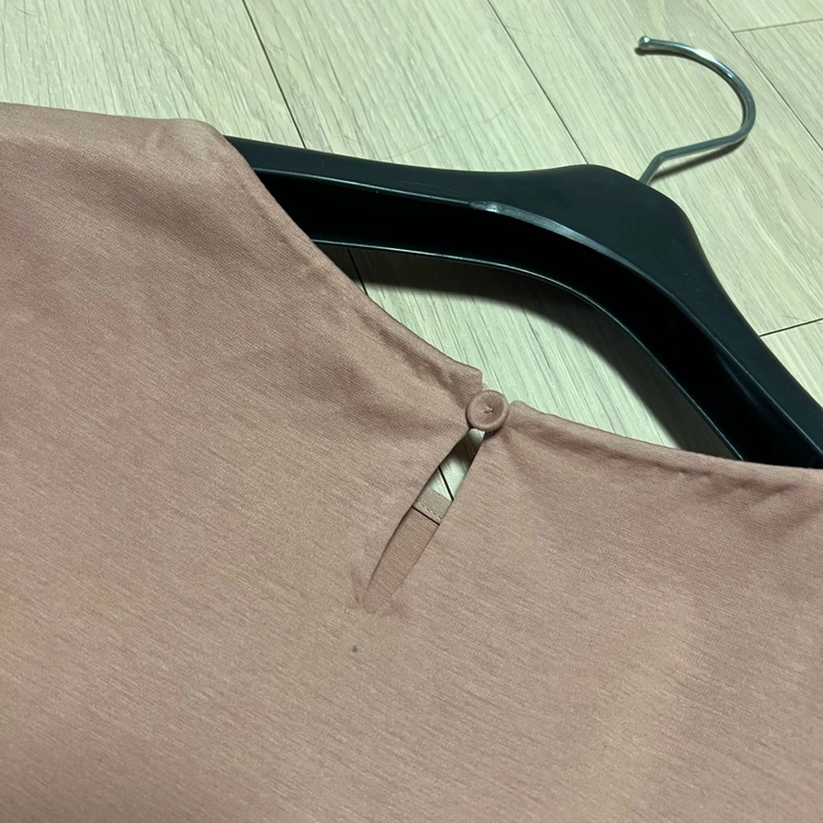 르베이지 LEBEIGE 실크 배색 실켓 티셔츠 블라우스 로즈베이지 러플 프릴 트임 반팔티 이미지