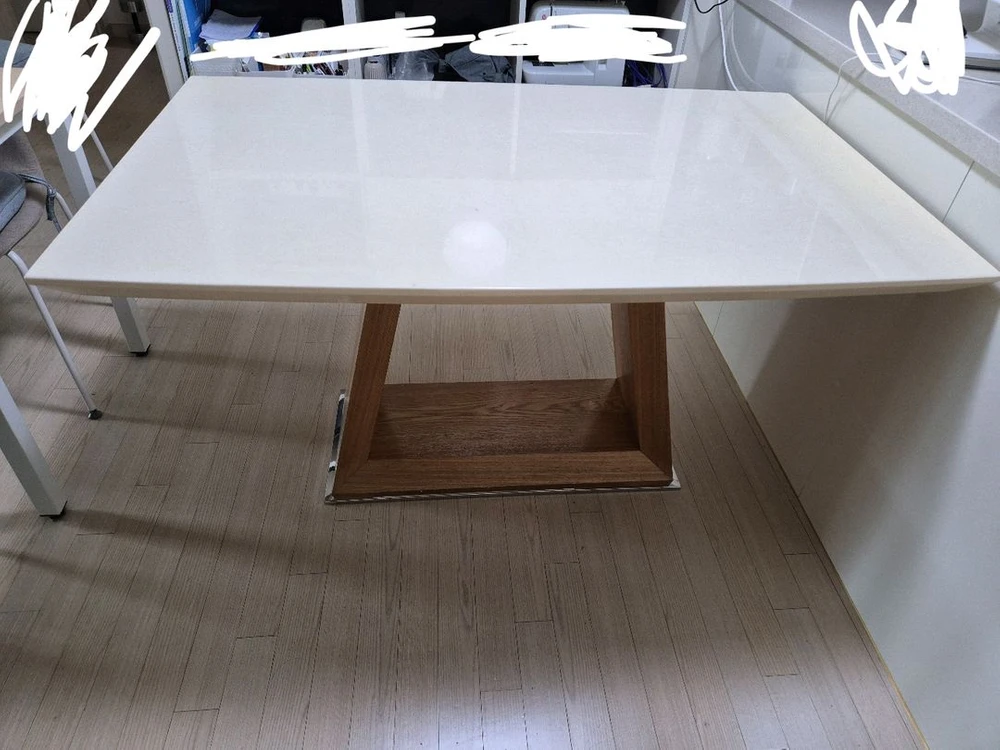 4인용 대리석 식탁 이미지