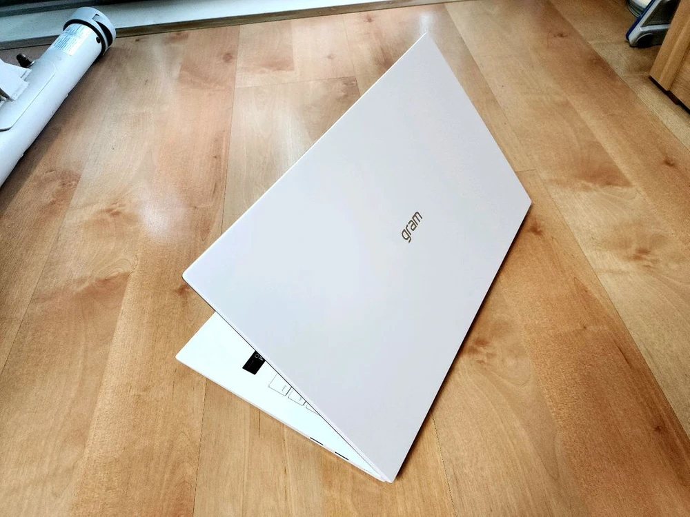 새제품급 LG 그램 25년 구입 Ai+ 14코어 울트라5 16GB 정품 윈11 이미지