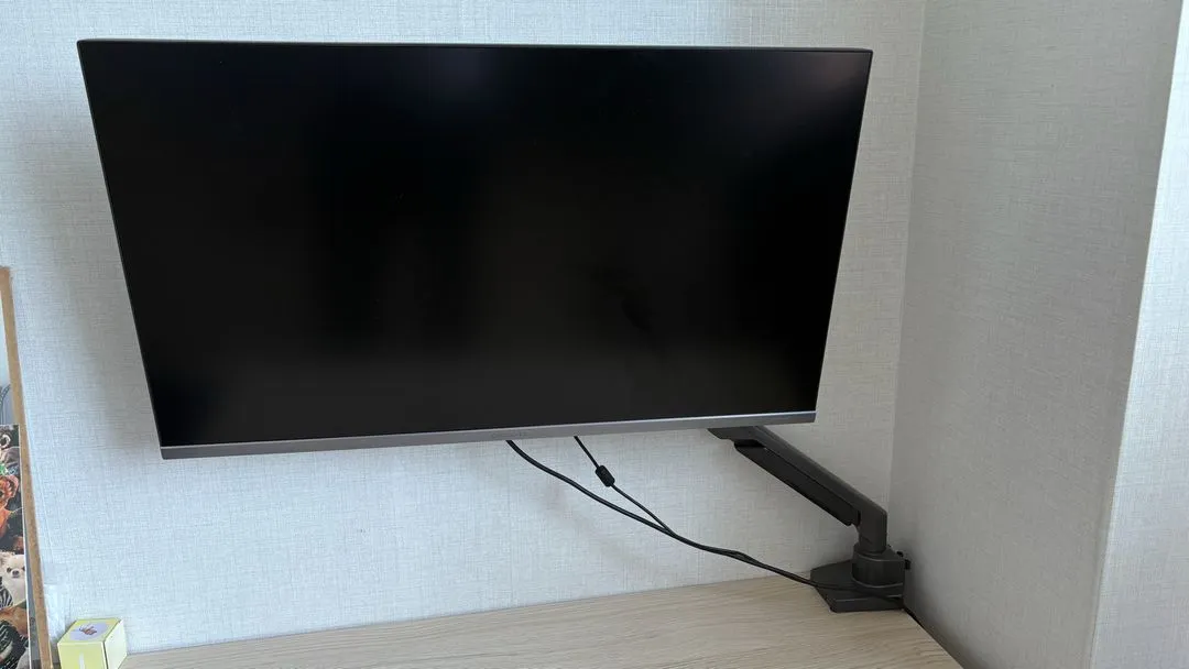 모니터암 + 32인치 UHD 4K 모니터 - 안심되는 중고거래