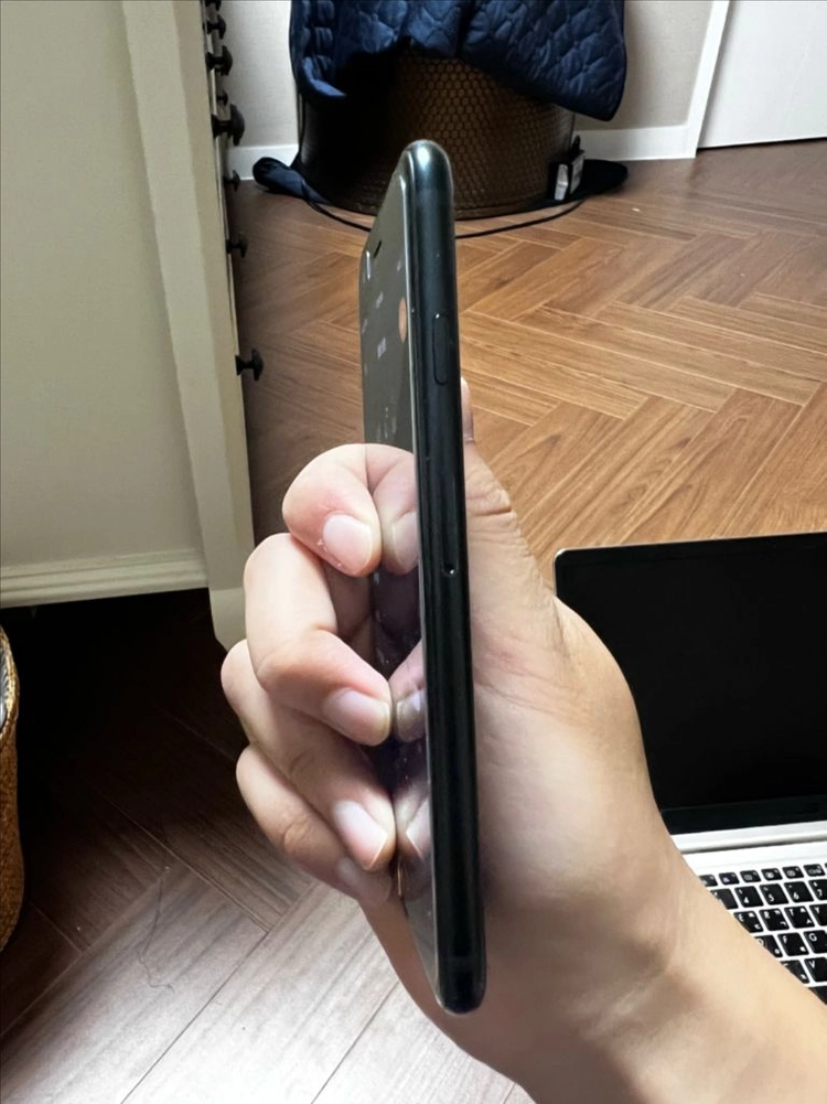 아이폰 SE3 128GB 블랙 배터리 81프로 액정 실금간 스마트폰 다른 휴대폰이랑 교환 이미지