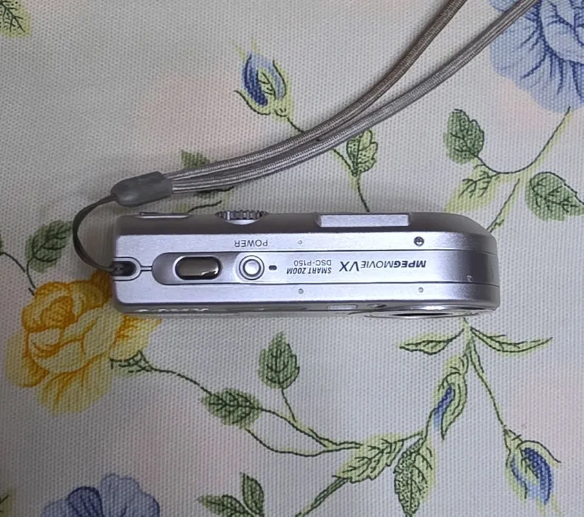 소니 사이버샷 DSC-P150 디지털 카메라입니다. 이미지