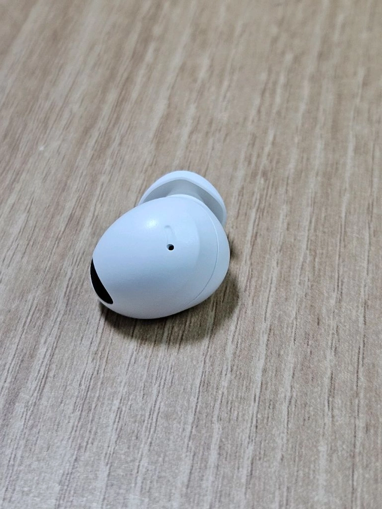 갤럭시 버즈2프로 화이트 오른쪽 SM-R510 이미지