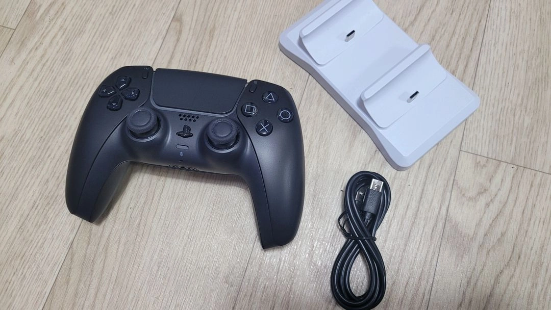 PS5 듀얼센스 화이트 신품충전기 - 안심되는 중고거래