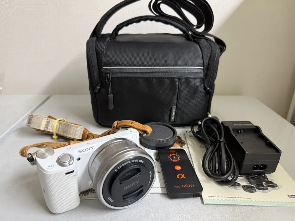 소니 NEX-5T 화이트 + 16-50mm OSS 렌즈 | 정품충전기/배터리/가방/리모컨 포함 - 안심되는 중고거래