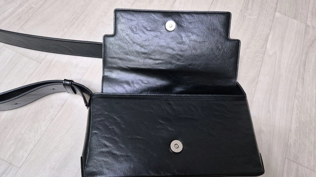 [거의새것] 파인드카푸어 마크백 26 크링클드 블랙 (26x13x5cm) 1~2회 사용 미니백 이미지