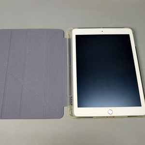 애플 아이패드 6세대 128GB 커버 포함 Apple iPad 셀룰러 양품 이미지