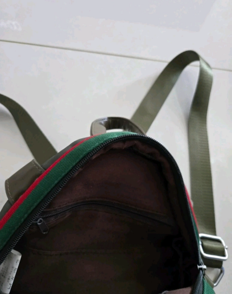 카키 배색 백팩 이미지
