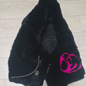 루이비통 블랙 퍼 머플러 이미지