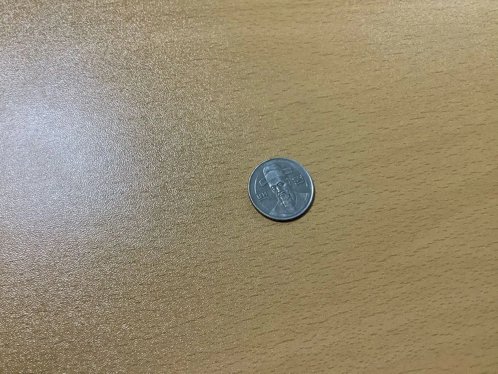 1988년 100원 동전 (2개)/1975년 100원 동전(1개) 이미지