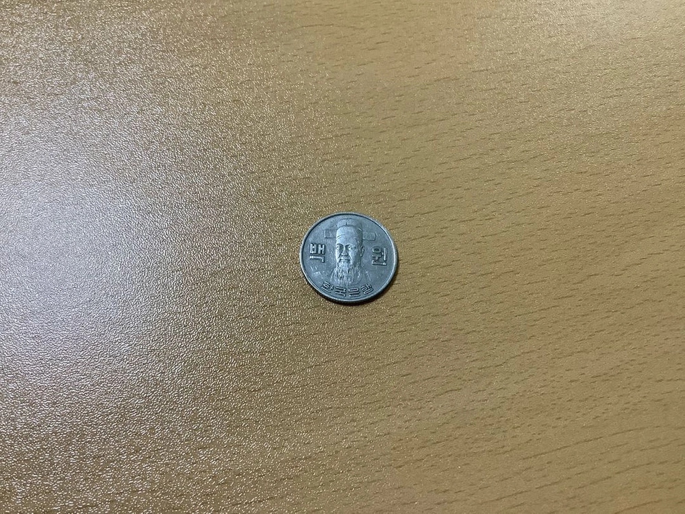 1988년 100원 동전 (2개)/1975년 100원 동전(1개) 이미지