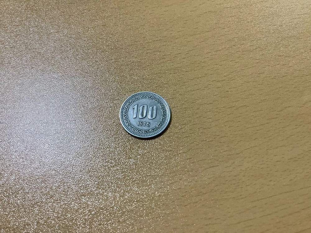 1988년 100원 동전 (2개)/1975년 100원 동전(1개) 이미지