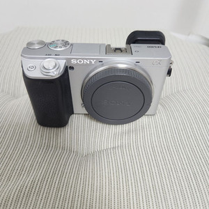 미러리스 카메라 Sony a6400 바디 + SEL1018 E 10-18mm F4 OSS 렌즈 이미지