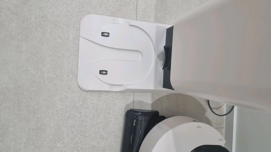 LG오브제 먼지 로봇청소기 R9 A급 먼지스테이션 포함 이미지