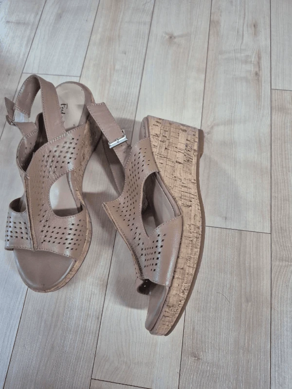일본 수제화브랜드 샌들 가죽 발이편해요250 가죽이고 굽있지만발편해요 샌들 하나로 분위기확달라져요 5만원 ==>4 이미지