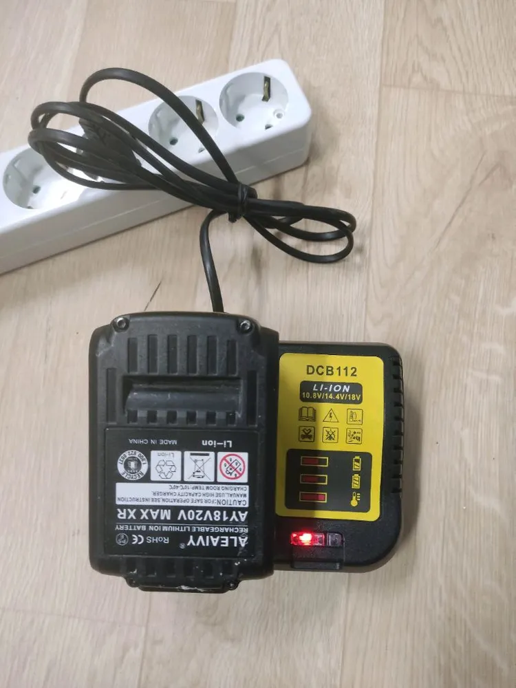 디월트 호환 충전기 고장 이미지