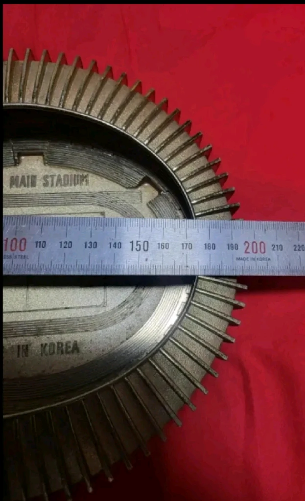 88올림픽 잠실 주경기장 모형(황동)입니다..38년차네요.^^황동으로 되어 있고 폭은 20센티가량 됩니다. 이미지