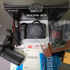 캐논eos r5 캐논r5 상태좋은바디처분해요~ 세로그립하프케이스포함 이미지