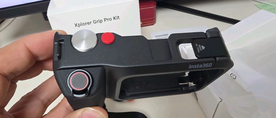 인스타360 에이스프로2 확장배터리그립 이미지