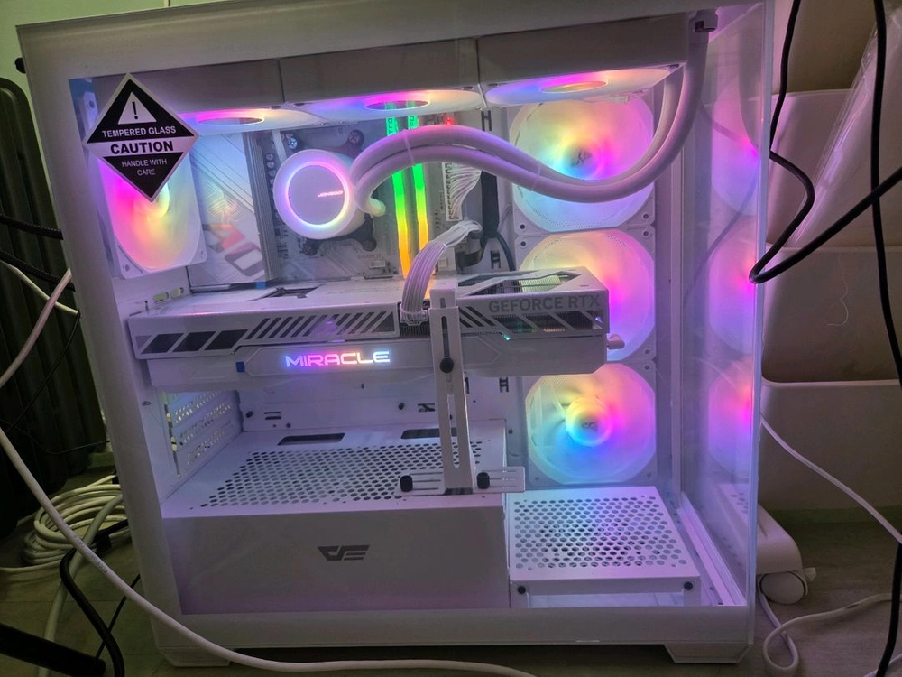 Home라이젠7 9800X3D RTX5070TI 배그 아이온2 화이트 게이밍컴퓨터 조립PC 본체 이미지
