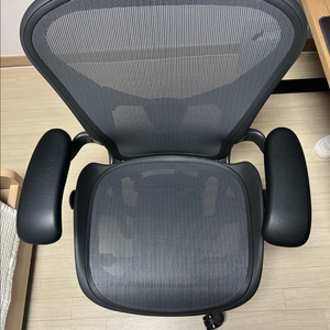 허먼밀러 뉴에어론 b사이즈 풀펑션 그라파이트 팝니다 이미지