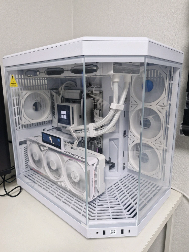 7950x3d 4080super y70 화이트 고사양본체 판매합니다. - 안심되는 중고거래