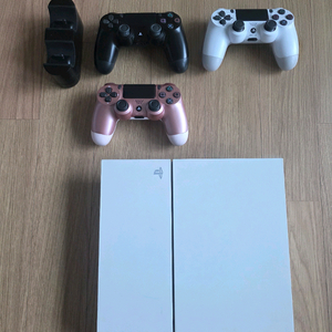 소니 PS4 1TB 화이트 본체 + 듀얼쇼크 3개 + 공식충전기 + GTA5 디스크 이미지