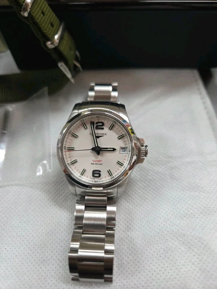 론진 vhp 36mm 쿼츠 남성 시계 풀박스 판매합니다.박스, 보증서, 여분코 등 풀박스 입니다.나토 스트랩 (새거 - 안심되는 중고거래