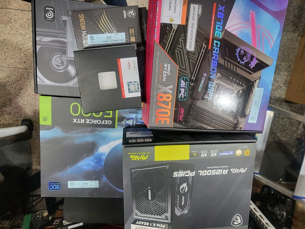 [고사양본체 1년사용] 9950X3D X870E 카본 하닉 64G RTX5090 M.2 2TB 4TB 컴퓨터 팝니다 이미지