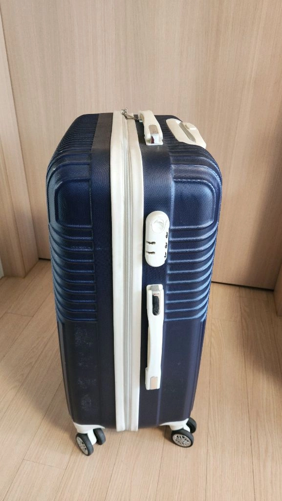 남색여행캐리어 여행가방 이미지