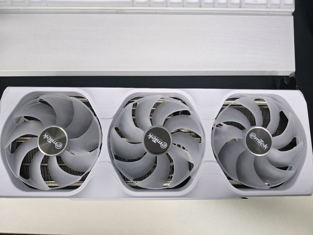 지포스 5070Ti 미라클 화이트 16gb 팝니다 이미지