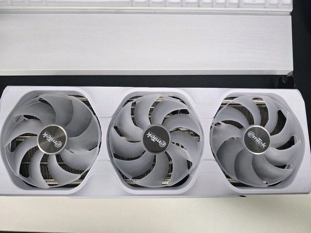지포스 5070Ti 미라클 화이트 16gb 팝니다 - 안심되는 중고거래