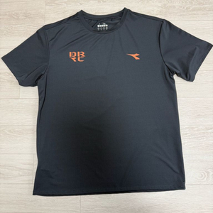 디아도라 러닝 티셔츠 팝니다 이미지
