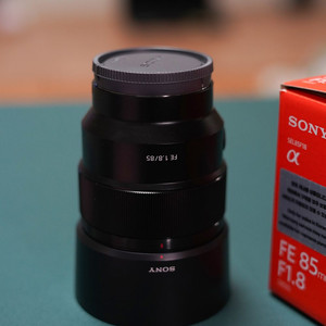 소니 풀프레임 미러리스용 85mm F1.8 렌즈 민트급 이미지