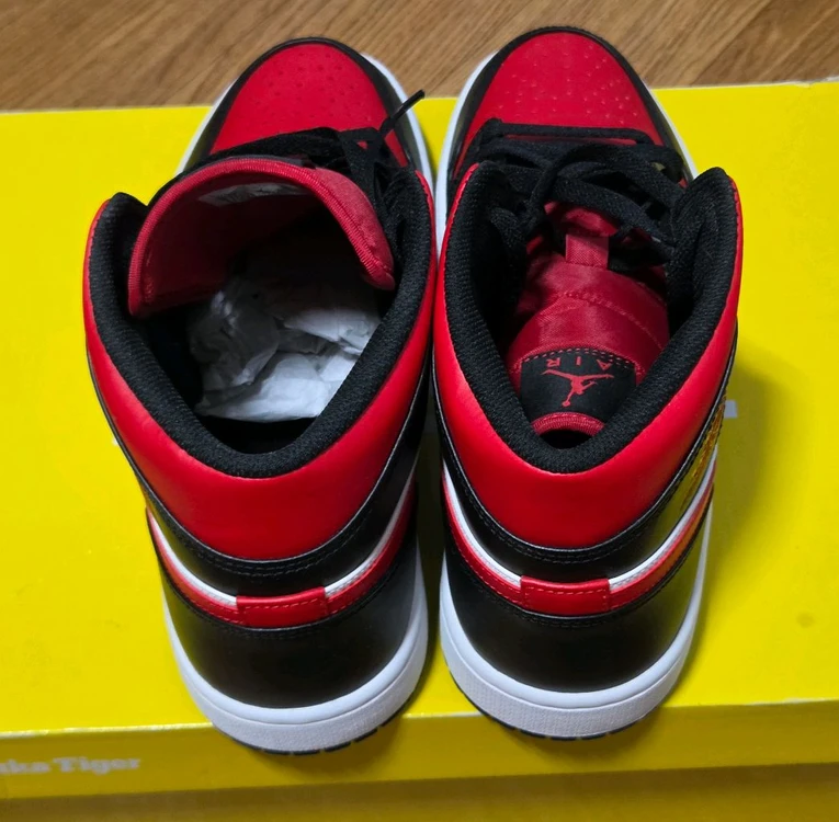 [정품 새제품] 나이키 에어조던1 미드 블랙파이어 팝니다. NIKE 이미지