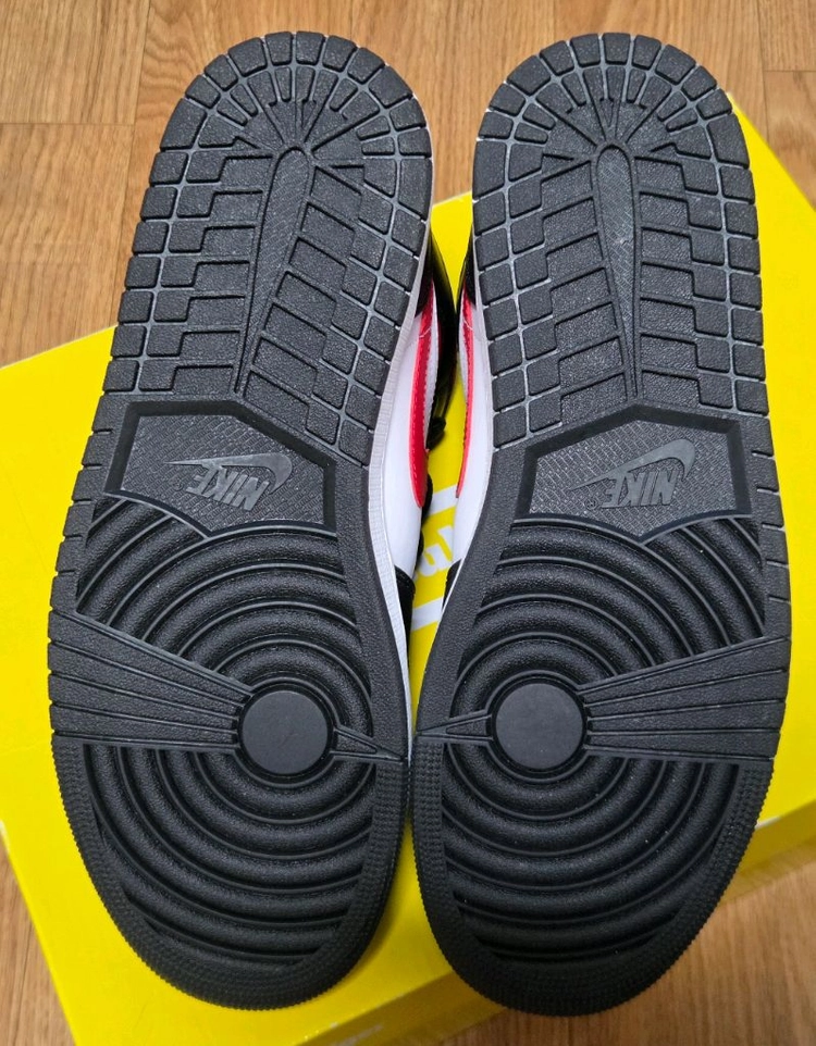 [정품 새제품] 나이키 에어조던1 미드 블랙파이어 팝니다. NIKE 이미지