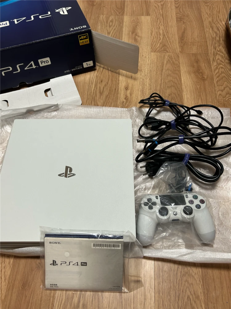 ps4 pro (CUH-7117B) 흰둥이 1테라 ssd 교체한 박셋팝니다(패드 1개) 이미지