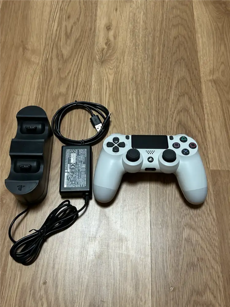 ps4 pro (CUH-7117B) 흰둥이 1테라 ssd 교체한 박셋팝니다(패드 1개) 이미지