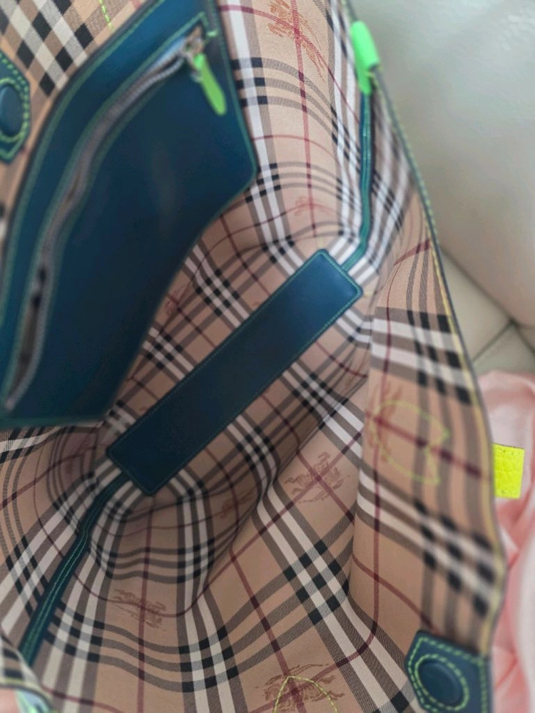 버버리 토트백 네이비 옐로우 이미지