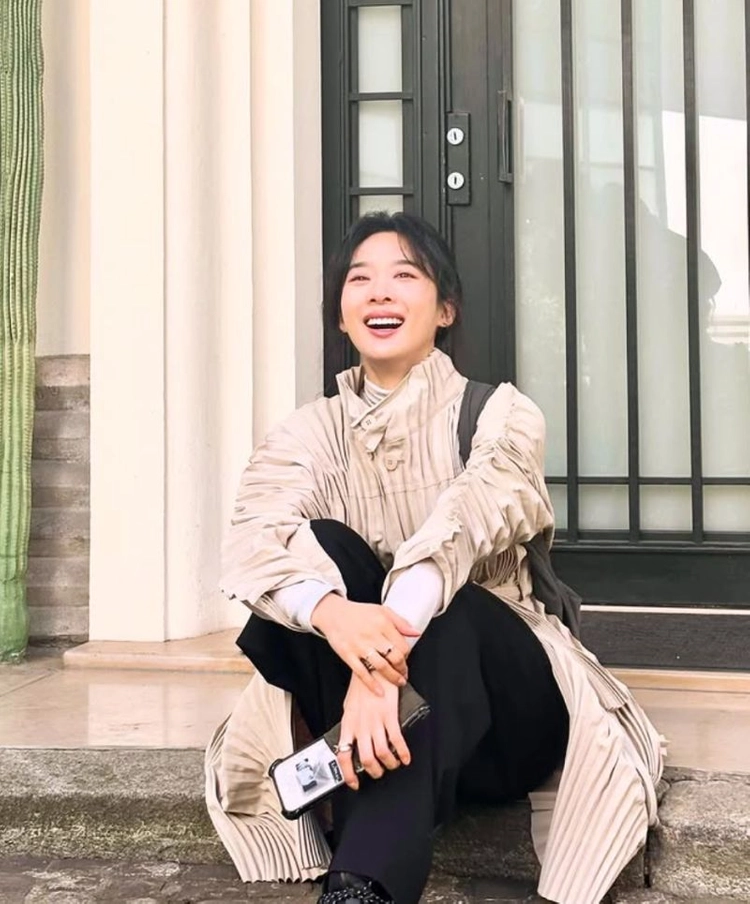 이청아님 착용)이세이미야케 웨이버링 코트 아쉬베이지 ~ 이미지