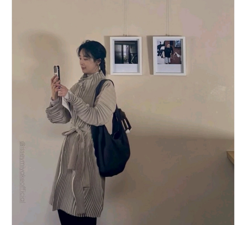 이청아님 착용)이세이미야케 웨이버링 코트 아쉬베이지 ~ 이미지