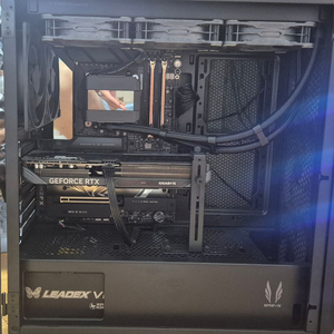 [실사용 4개월/S급] 9950X3D / RTX 5060 Ti 16GB / X870E HERO 하이엔드 본체 이미지